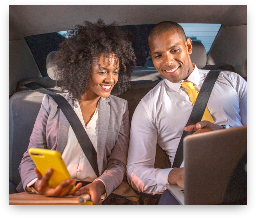 Imagem: Pessoas dentro do carro